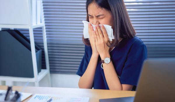 asian-business-woman-use-paper-napkin-the-mouth-and-nose-because-allergy-in-the-table-on-office-room_t20_kRpYgR